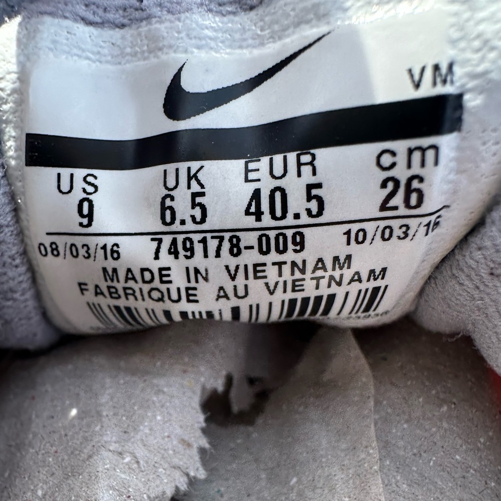 Nike Gray and Coral Sneaks - Picture 5 of 6